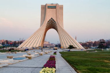 TEHRAN, İRAN - 25 Kasım 2016: Batan güneşin ışığında Azadi Kulesi 'nin görüntüsü. Kule kentin sembollerinden biri ve Azadi Meydanı turistlerin en çok ziyaret ettiği yerlerden biri..