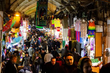 TEHERAN, İRAN - 25 Kasım 2016: Tahran 'da geleneksel İran pazarı. Tarihi bir pazar ve Orta Doğu 'nun en eski ve en büyük pazarlarından biri..