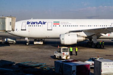TEHERAN, İRAN - 26 Kasım 2016: Tahran İmam Humeyni Havaalanı, İran. IranAir uçağı kalkışa hazır ve piste doğru ilerliyor..
