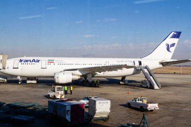 TEHERAN, İRAN - 26 Kasım 2016: Tahran İmam Humeyni Havaalanı, İran. IranAir uçağı kalkışa hazır ve piste doğru ilerliyor..