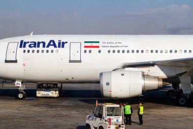 TEHERAN, İRAN - 26 Kasım 2016: Tahran İmam Humeyni Havaalanı, İran. IranAir uçağı kalkışa hazır ve piste doğru ilerliyor..