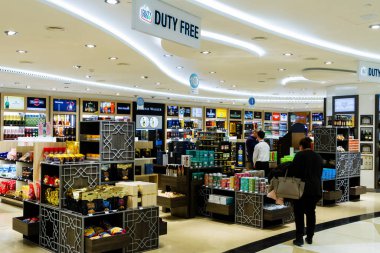 BAKU, AZERBAIJAN - 14 Kasım 2016: Vergisiz mağazalar, belirli yerel veya ulusal vergi ve görev vergilerinin ödenmesinden muaf perakende satış mağazalarıdır