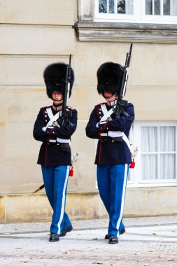 COPENHAGEN, DENMARK - 9 Ekim 2016: Danimarka 'nın Kopenhag kentindeki girişi koruyan Amalienborg Şatosu Kraliyet Muhafızları