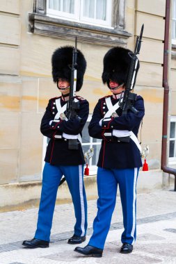 COPENHAGEN, DENMARK - 9 Ekim 2016: Danimarka 'nın Kopenhag kentindeki girişi koruyan Amalienborg Şatosu Kraliyet Muhafızları