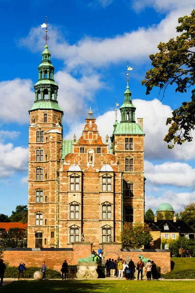 COPENHAGEN, DENMARK - 9 Ekim 2016: Rosenborg Şatosu Kongens 'te Rosenborg Kralının Bahçesi.