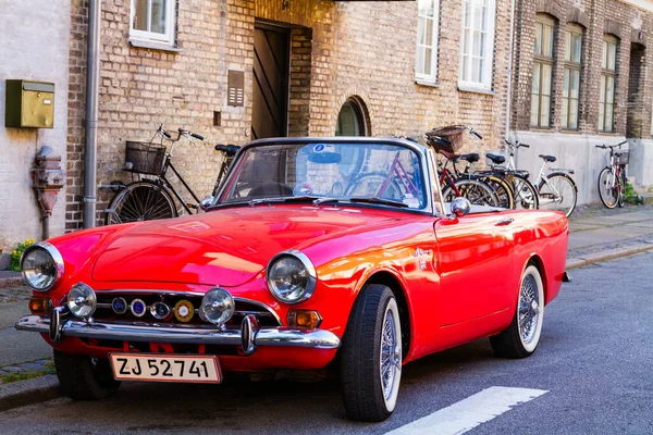 COPENHAGEN, DENMARK - 9 Ekim 2016: Klasik Güneş Işığı Alpleri Danimarka caddesinde restore edildi ve park edildi.