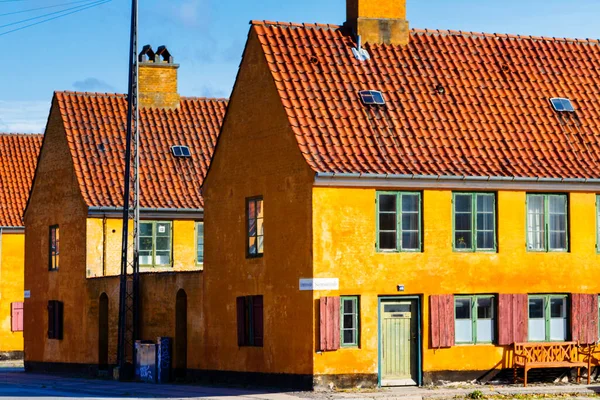 コペンハーゲン デンマーク 2016年10月8日 デンマークのコペンハーゲンの中世地区 ナイボダーの素敵な古い黄色の家 歩道上の建物の前に駐輪されたレトロな自転車 — ストック写真