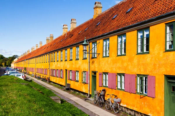 Copenhagen Dania Październik 2016 Żółte Domy Dzielnicy Nyboder Pobliżu Ulicy — Zdjęcie stockowe