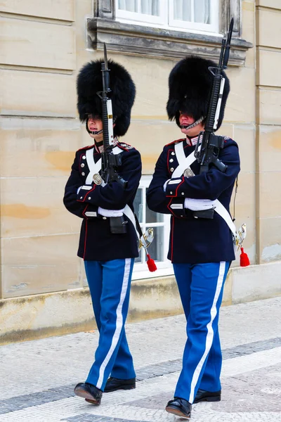 Copenhagen Dinamarca Outubro 2016 Soldados Guarda Real Castelo Amalienborg Guardar — Fotografia de Stock