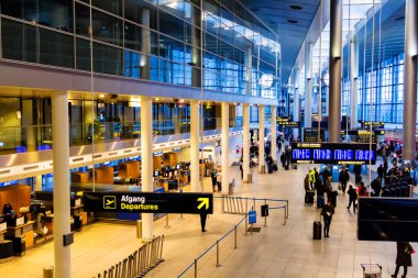 KASTRUP, DENMARK - 9 Ekim 2016: Kopenhag Kastrup Havaalanı check-in salonu. Terminal 3 'ün İçi.
