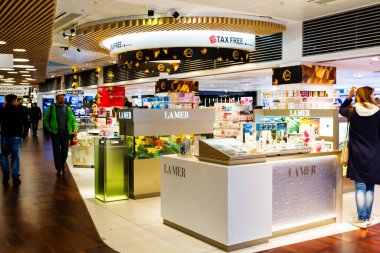 KASTRUP, DENMARK - 9 Ekim 2016: Kastrup Kopenhag Havaalanı 'ndaki Duty Free shop. Vergisiz mağazalar, belirli yerel veya ulusal vergi ve vergilerin ödenmesinden muaf olan perakende satış mağazalarıdır.