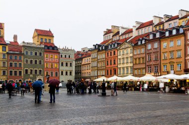WARsaw, POLAND - 19 Ekim 2016; Nowomiejska caddesindeki güzel pansiyonlar ve Freta sokağı, Old Market Square