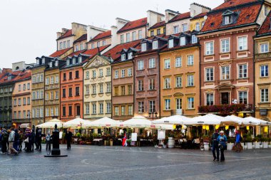 WARsaw, POLAND - 19 Ekim 2016; Nowomiejska caddesindeki güzel pansiyonlar ve Freta sokağı, Old Market Square