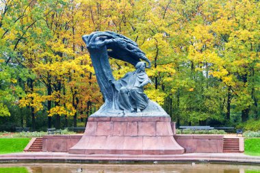 WARsaw, POLAND - 20 Ekim 2016: Waclaw Szymanowski (1859-1930) tarafından tasarlanan Polonya 'nın Varşova kentindeki Royal Lazienki Park' ın sonbahar manzarasında bulunan Fryderyk Chopin anıtı).