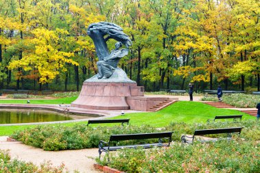 WARsaw, POLAND - 20 Ekim 2016: Waclaw Szymanowski (1859-1930) tarafından tasarlanan Polonya 'nın Varşova kentindeki Royal Lazienki Park' ın sonbahar manzarasında bulunan Fryderyk Chopin anıtı).