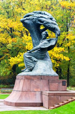 WARsaw, POLAND - 20 Ekim 2016: Waclaw Szymanowski (1859-1930) tarafından tasarlanan Polonya 'nın Varşova kentindeki Royal Lazienki Park' ın sonbahar manzarasında bulunan Fryderyk Chopin anıtı).