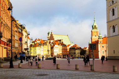 WARsaw, POLAND - 26 Ekim 2016; Polonya 'nın başkenti Varşova' daki ana Castle Square 'de sabah güneşinde güzel pansiyonlar. Kraliyet Kalesi ve Sigismund 'un Sütunu Kolumna Zygmunta
