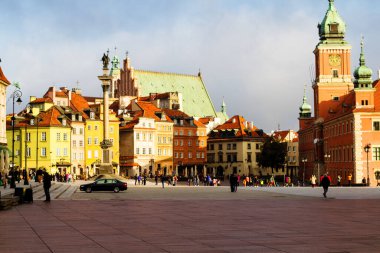 WARsaw, POLAND - 26 Ekim 2016; Polonya 'nın başkenti Varşova' daki ana Castle Square 'de sabah güneşinde güzel pansiyonlar. Kraliyet Kalesi ve Sigismund 'un Sütunu Kolumna Zygmunta