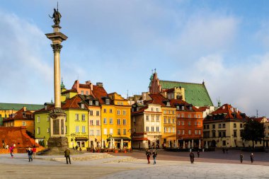 WARsaw, POLAND - 26 Ekim 2016; Polonya 'nın başkenti Varşova' daki ana Castle Square 'de sabah güneşinde güzel pansiyonlar. Kraliyet Kalesi ve Sigismund 'un Sütunu Kolumna Zygmunta