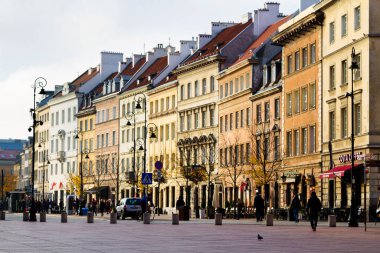 WARsaw, POLAND - 25 Ekim 2016: Varşova, Avrupa 'da Krakowskie Przedmiescie ve Nowy Swiat, Old Market Square ve Castle Square (Plac Zamkowy) caddelerindeki güzel pansiyonlar