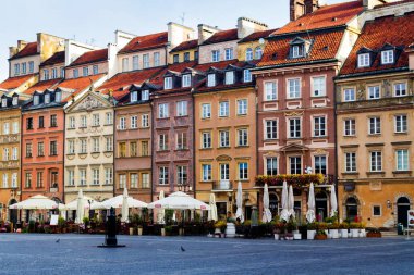 VARŞAN, POLAND - 25 Ekim 2016: Polonya 'nın başkenti Varşova' nın Eski Pazar Meydanı, Nowomiejska ve Freta caddelerindeki güzel kiralık evler