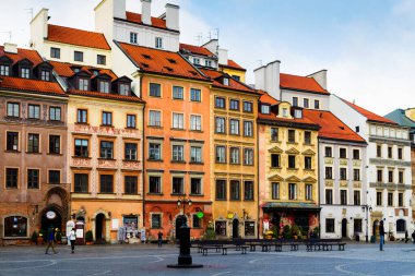 VARŞAN, POLAND - 25 Ekim 2016: Polonya 'nın başkenti Varşova' nın Eski Pazar Meydanı, Nowomiejska ve Freta caddelerindeki güzel kiralık evler