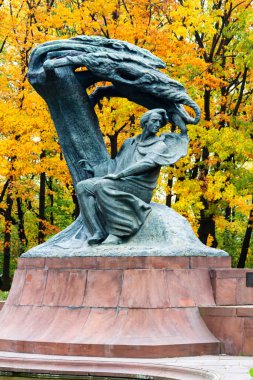WARsaw, POLAND - 26 Ekim 2016: Waclaw Szymanowski (1859-1930) tarafından tasarlanan Polonya 'nın Varşova kentindeki Royal Lazienki Park' ın sonbahar manzarasında bulunan Fryderyk Chopin anıtı).