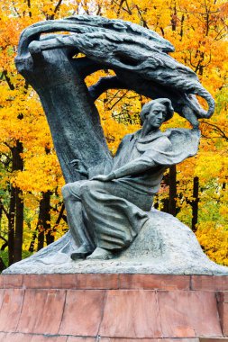 WARsaw, POLAND - 26 Ekim 2016: Waclaw Szymanowski (1859-1930) tarafından tasarlanan Polonya 'nın Varşova kentindeki Royal Lazienki Park' ın sonbahar manzarasında bulunan Fryderyk Chopin anıtı).