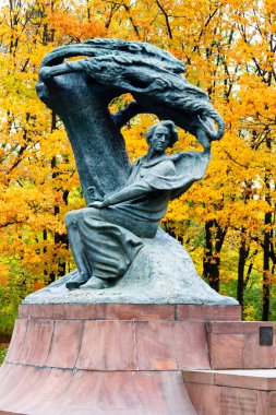 WARsaw, POLAND - 26 Ekim 2016: Waclaw Szymanowski (1859-1930) tarafından tasarlanan Polonya 'nın Varşova kentindeki Royal Lazienki Park' ın sonbahar manzarasında bulunan Fryderyk Chopin anıtı).