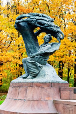 WARsaw, POLAND - 26 Ekim 2016: Waclaw Szymanowski (1859-1930) tarafından tasarlanan Polonya 'nın Varşova kentindeki Royal Lazienki Park' ın sonbahar manzarasında bulunan Fryderyk Chopin anıtı).