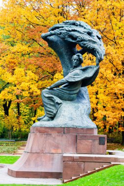 WARsaw, POLAND - 26 Ekim 2016: Waclaw Szymanowski (1859-1930) tarafından tasarlanan Polonya 'nın Varşova kentindeki Royal Lazienki Park' ın sonbahar manzarasında bulunan Fryderyk Chopin anıtı).