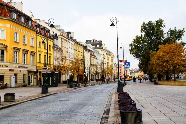 ワルシャワ ポーランド 2016年10月25日 通りの美しいテントハウスクラクフスキーPrzedmiescieとNowy Swiat Old Market Square Castle Square — ストック写真