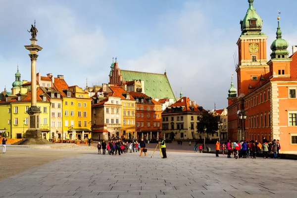 WARsaw, POLAND - 26 Ekim 2016; Polonya 'nın başkenti Varşova' daki ana Castle Square 'de sabah güneşinde güzel pansiyonlar. Kraliyet Kalesi ve Sigismund 'un Sütunu Kolumna Zygmunta
