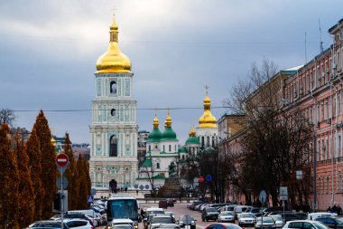 KIEV, UKRAINE - 11 Kasım 2016: Sofievskaya (Sofya) Meydanı, Kiev şehir merkezinde yer almaktadır. Uzay, St. Sophia Katedrali 1037 yılında inşa edildiği için böyle adlandırılıyor..