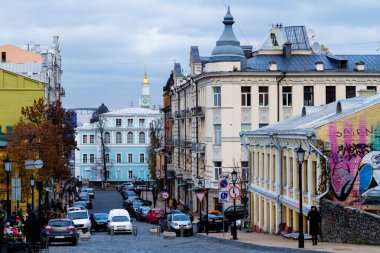 KIEV, UKRAINE - 12 Kasım 2016: Andriyivli Uzvoz Descent veya Spusk satıcılarla hediyelik eşya satanlar ve yürüyen insanlar