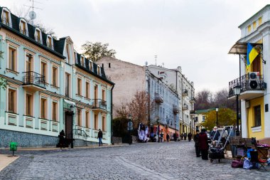 KIEV, UKRAINE - 12 Kasım 2016: Andriyivli Uzvoz Descent veya Spusk satıcılarla hediyelik eşya satanlar ve yürüyen insanlar