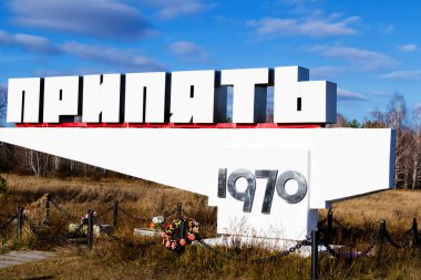 PRIPYAT, UKRAINE - 12 Kasım 2016 Çernobil Yasaklama Bölgesi. Terk edilmiş Pripyat şehrinin kalıntıları. Dışlanma bölgesinde sonbahar. Pripyat işareti. Rusça metin: Pripyat (şehrin adı).