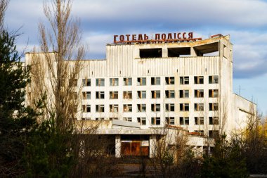 PRIPYAT, UKRAINE - 12 Kasım 2016: Pripyat. Çernobil Yasak Bölge 'deki hayalet kasaba. Terk edilmiş bir ev. Energetik ve Polissya Oteli.