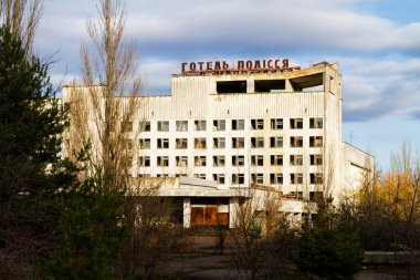 PRIPYAT, UKRAINE - 12 Kasım 2016: Pripyat. Çernobil Yasak Bölge 'deki hayalet kasaba. Terk edilmiş bir ev. Energetik ve Polissya Oteli.