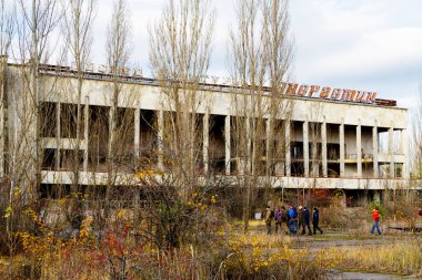 PRIPYAT, UKRAINE - 12 Kasım 2016: Pripyat. Çernobil Yasak Bölge 'deki hayalet kasaba. Terk edilmiş bir ev. Energetik ve Polissya Oteli.