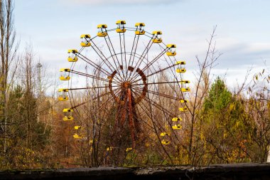 Pripyat, Çernobil, Ukrayna 'daki lunaparkta terk edilmiş dönme dolap.