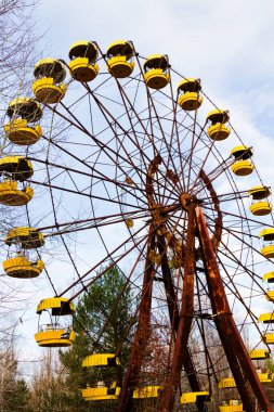 Pripyat, Çernobil, Ukrayna 'daki lunaparkta terk edilmiş dönme dolap.