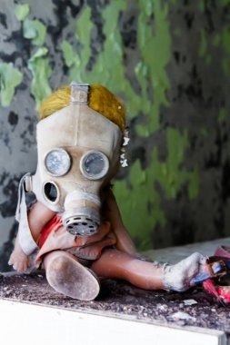 Çernobil 'de, Pripyat' ta ve anaokulunda kırılmış bir bebek. Nükleer santral felaketinden sonra gitti. Yasaklama bölgesi, Ukrayna