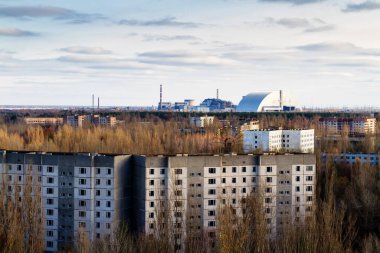 Pripyat kasabası, Çernobil Nükleer Santrali Yabancılaşma Bölgesi, Ukrayna 'da 16 katlı bir apartmanın çatısından görüntü