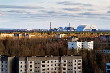 Pripyat kasabası, Çernobil Nükleer Santrali Yabancılaşma Bölgesi, Ukrayna 'da 16 katlı bir apartmanın çatısından görüntü