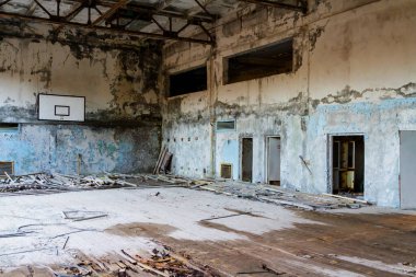 Pripyat, Çernobil 'de terk edilmiş bir spor salonu. Ukrayna
