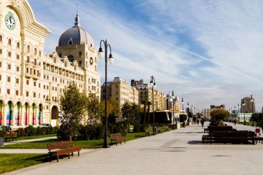 BAKU, AZERBAIJAN - 14 Kasım 2016: Azerbaycan 'ın başkenti Bakü' de Fuzuli Caddesi ve Qis Parkı manzarası