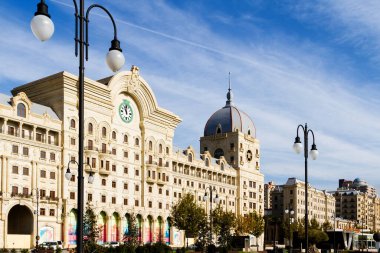 BAKU, AZERBAIJAN - 14 Kasım 2016: Azerbaycan 'ın başkenti Bakü' de Fuzuli Caddesi ve Qis Parkı manzarası