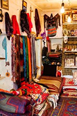 Bakü, Azerbaycan 'dan Icheri Sheher (Eski Şehir). Hatıraları ve antikaları olan tipik bir turist dükkanı..
