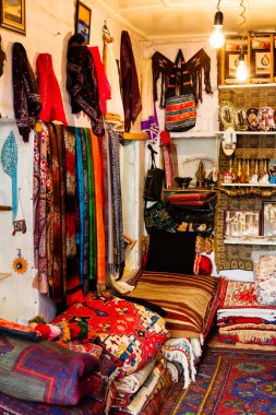 Bakü, Azerbaycan 'dan Icheri Sheher (Eski Şehir). Hatıraları ve antikaları olan tipik bir turist dükkanı..